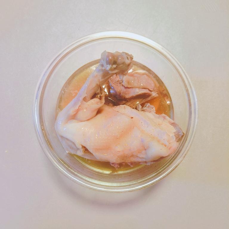 这是家养的土鸡做的，茶油鸡的做法 步骤2