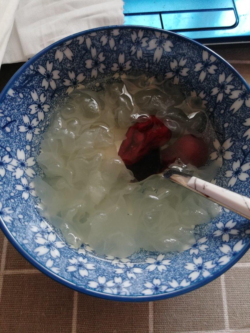 冰糖银耳红枣汤