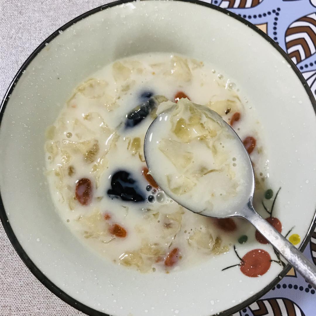 甜品饮料系列之                     银耳红枣牛奶羹的做法