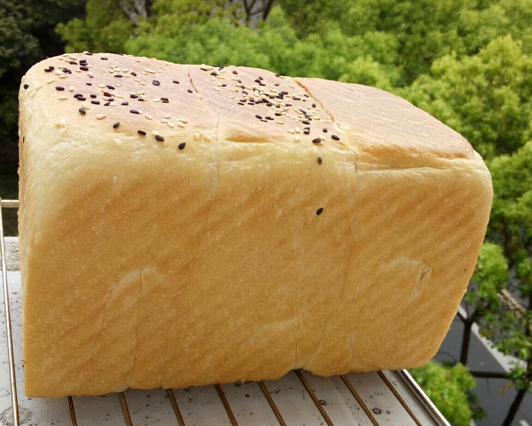 里外松软的白吐司-厨师机 无水版(当地气温10-22度 ，阴天)