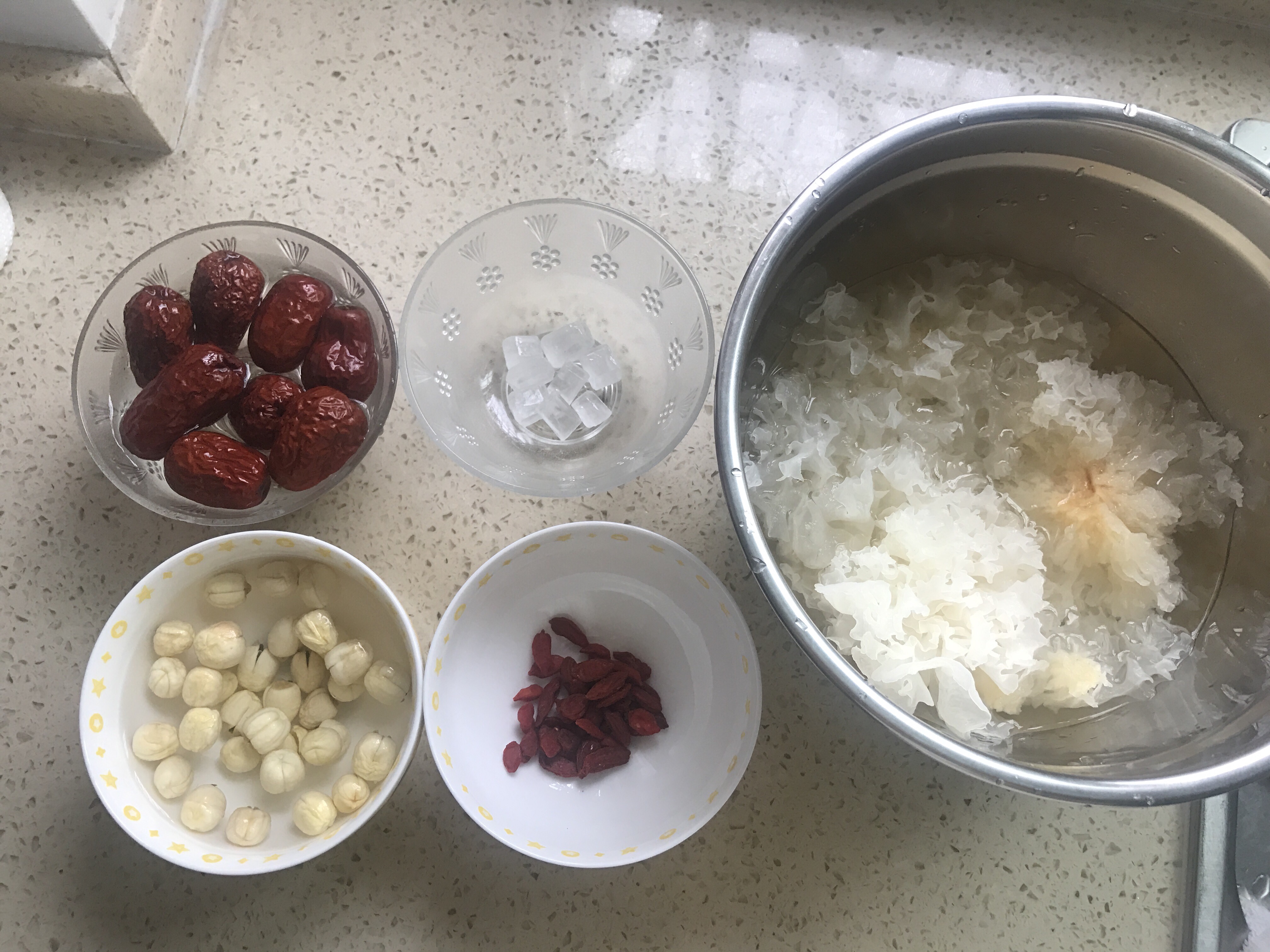 银耳莲子红枣羹的做法 步骤1