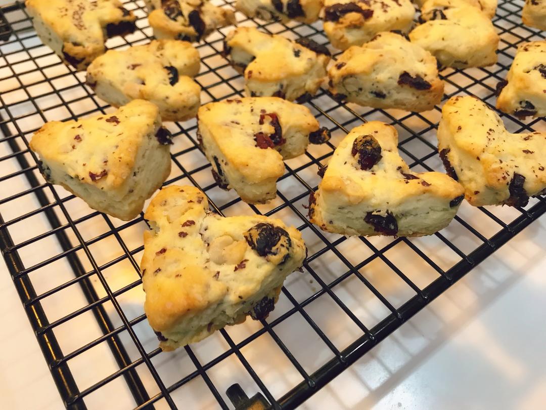 【视频】3分钟 奶油司康Scone(可能是世界上最快手的司康) 消耗淡奶油～