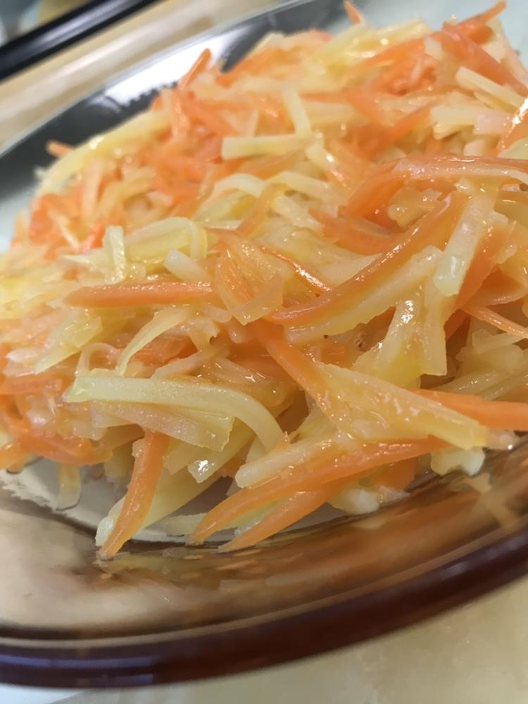 小美清炒红萝卜土豆丝