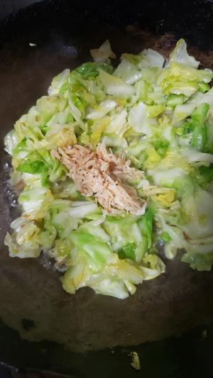 圆白菜小虾米的做法 步骤4