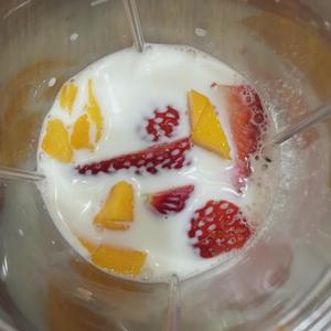 芒果草莓奶昔🍓🍹的做法 步骤5