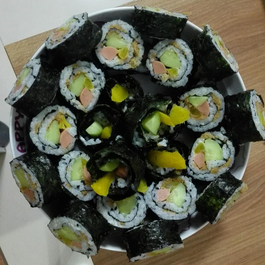 沙拉肉松寿司