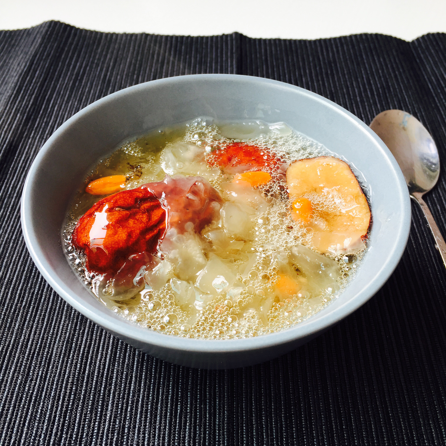 银耳红枣莲子羹Tremella jujube lotus nuts sweet soup