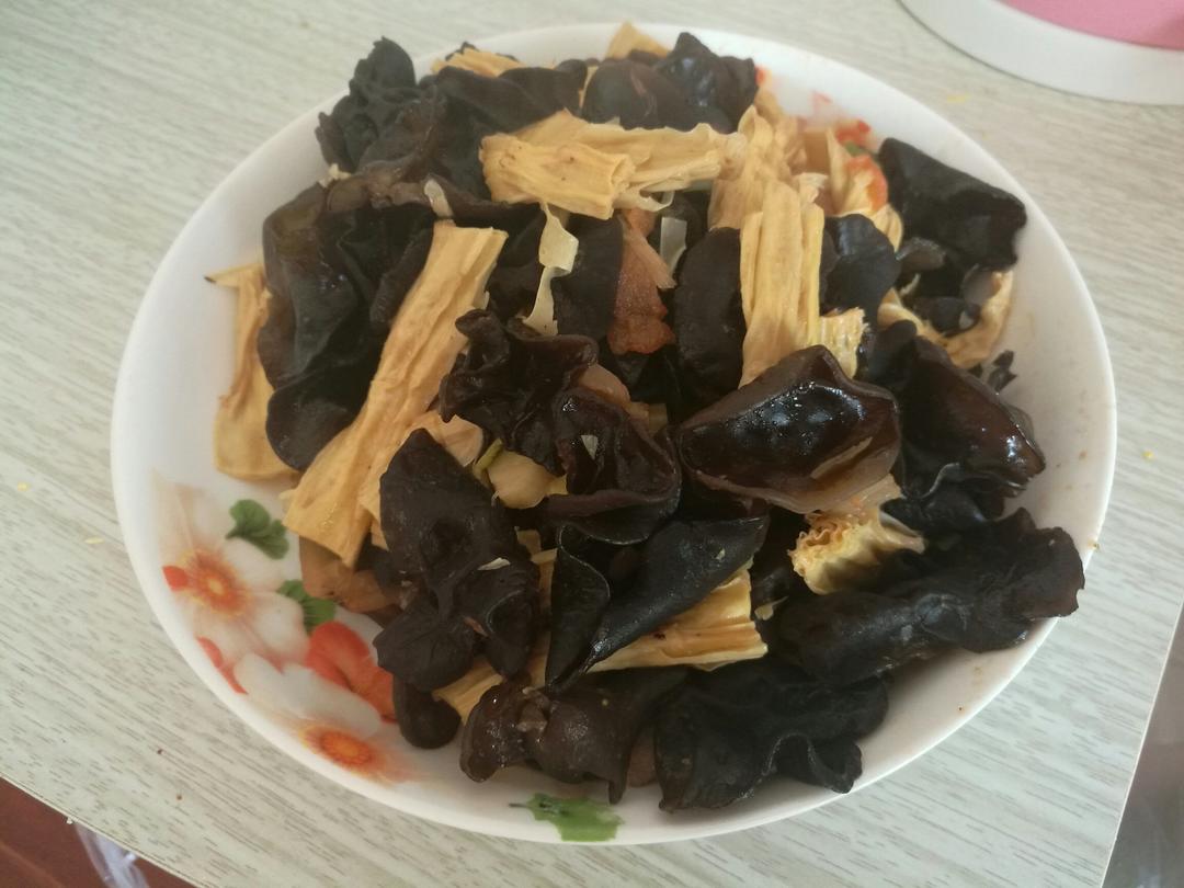 腐竹木耳炒肉丝