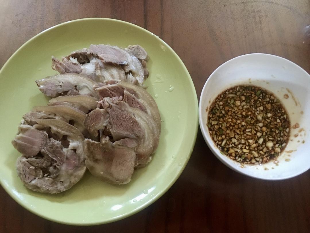 蒜酱水晶猪肘子，满满的胶原蛋白哦！