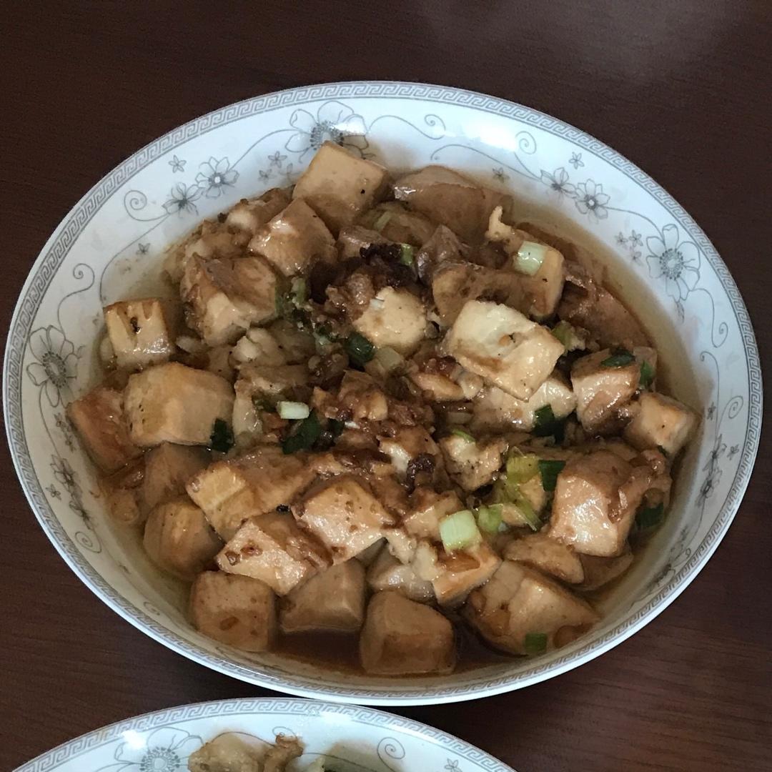 不放肉也超下饭的葱焖豆腐