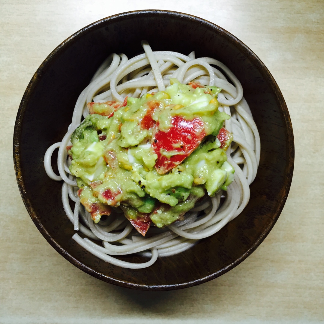 牛油果番茄拌荞麦冷面