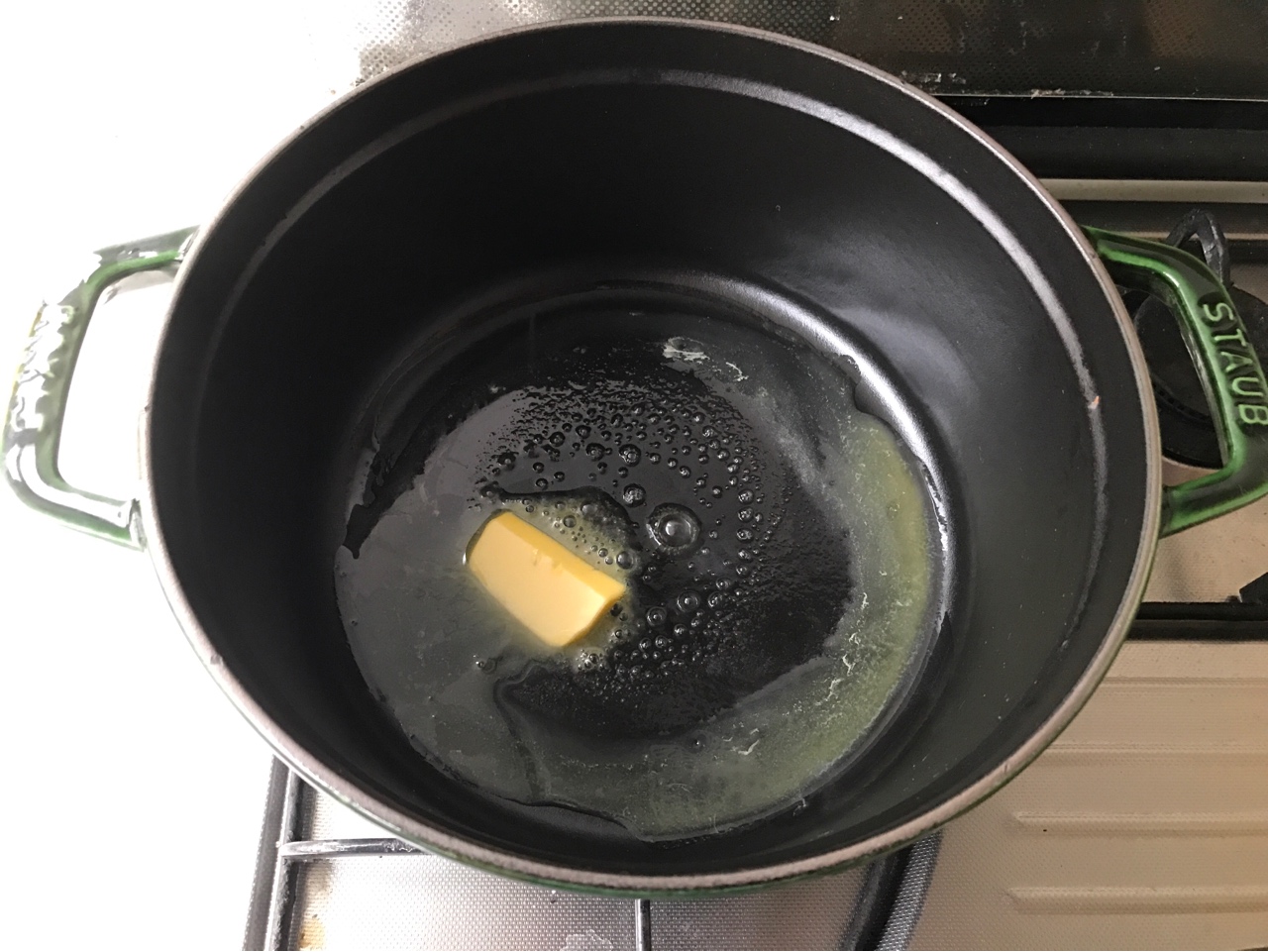 staub铸铁锅酱油煎洋葱的做法 步骤3