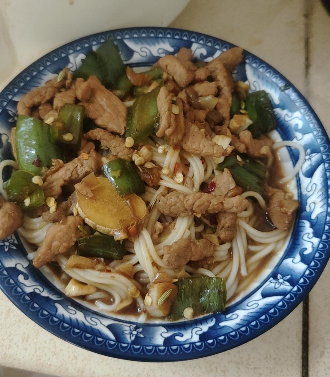 ‼️好吃到舔盘的青椒肉丝盖浇饭