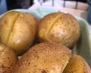 烤土豆+培根（微波炉／烤箱）的做法 步骤4