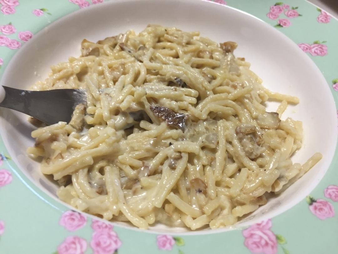 白蘑菇奶油培根意面