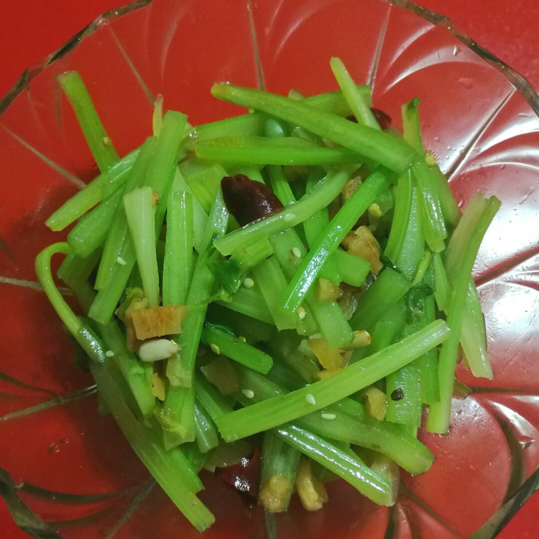 凉拌西芹丝——过节清肠减脂菜