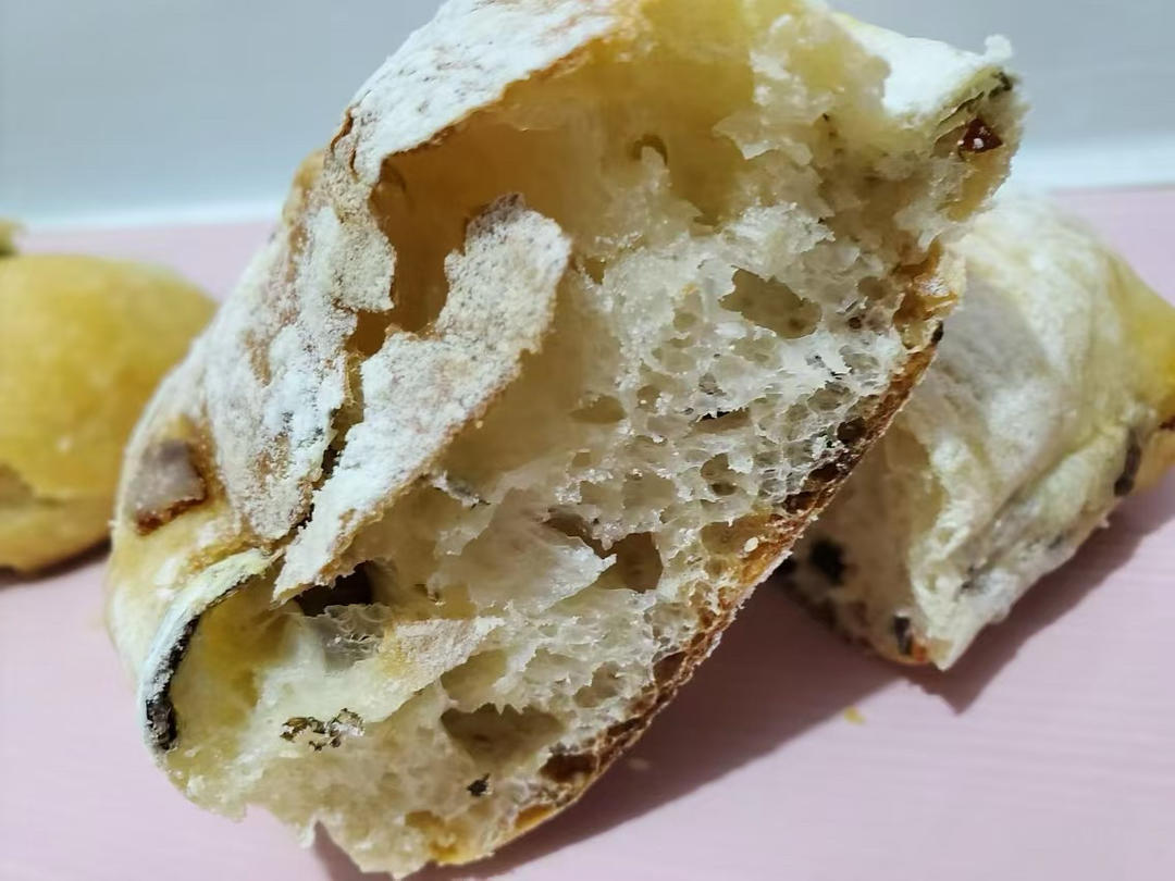 好吃的停不下来的～鲁邦种梅干菜香肠恰巴塔