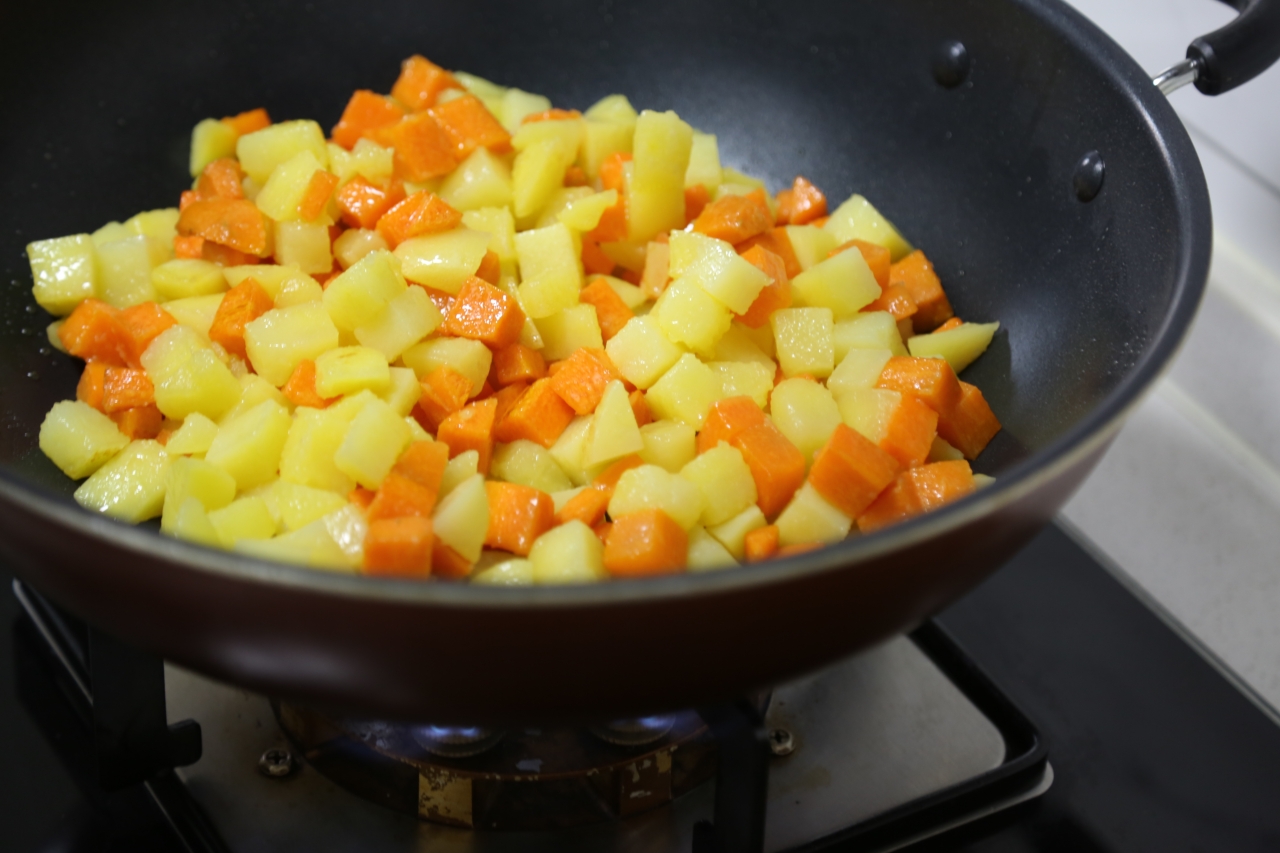 简单易做的纯净素食咖喱土豆（5人份）的做法 步骤3