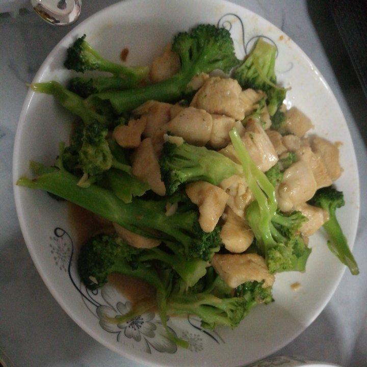 鸡胸肉炒西兰花