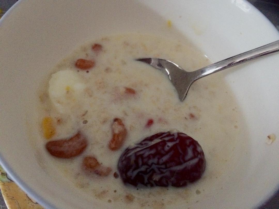 鸡蛋枸杞牛奶燕麦