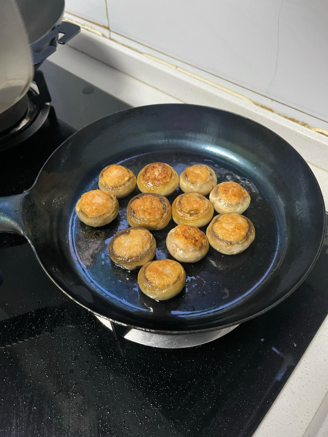 一口爆汁的虾滑酿口蘑
