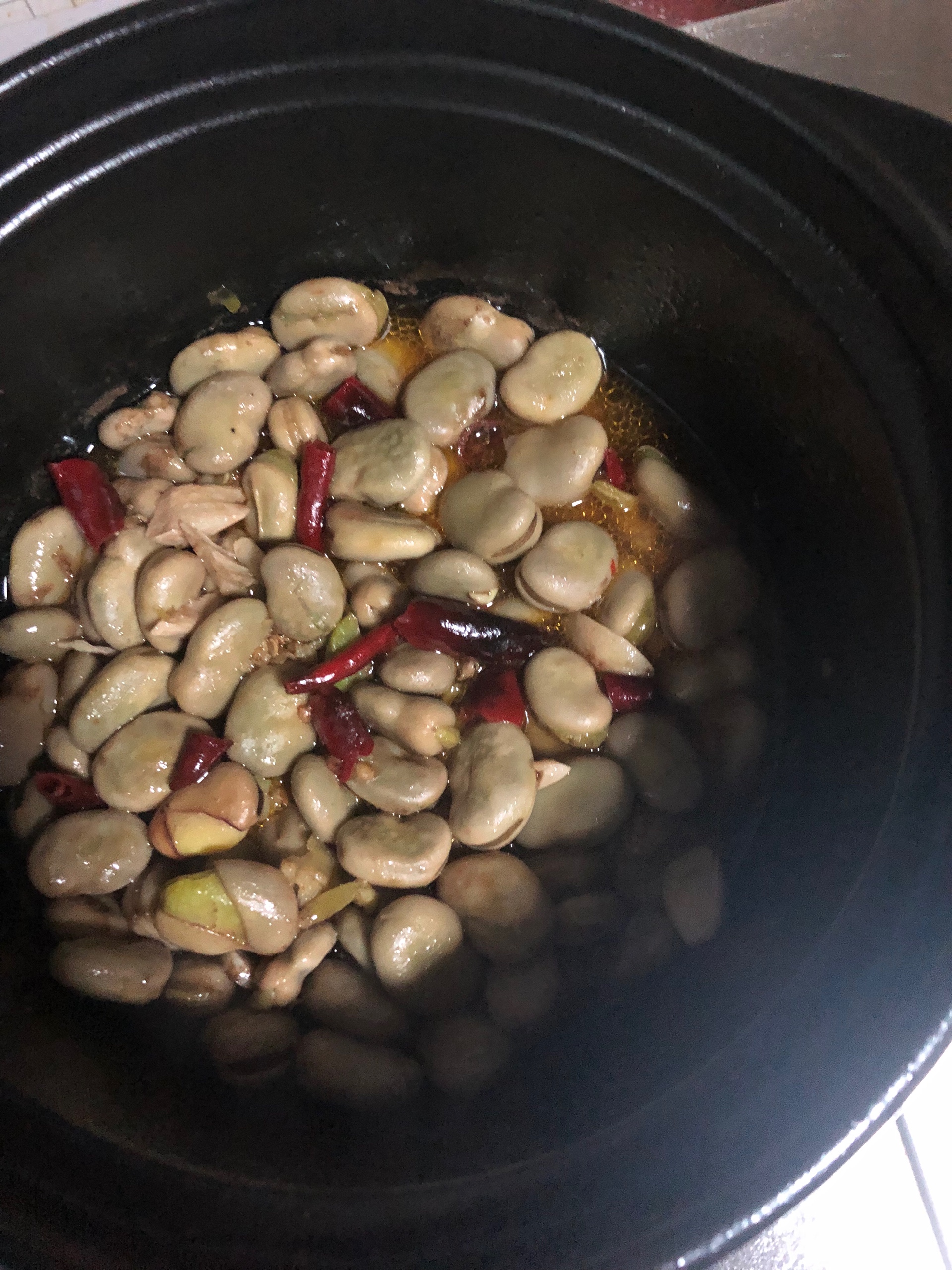 砂锅炖蚕豆小时候的味道