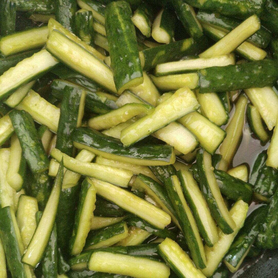 黄嘉佳做的醋拌黄瓜(减肥)