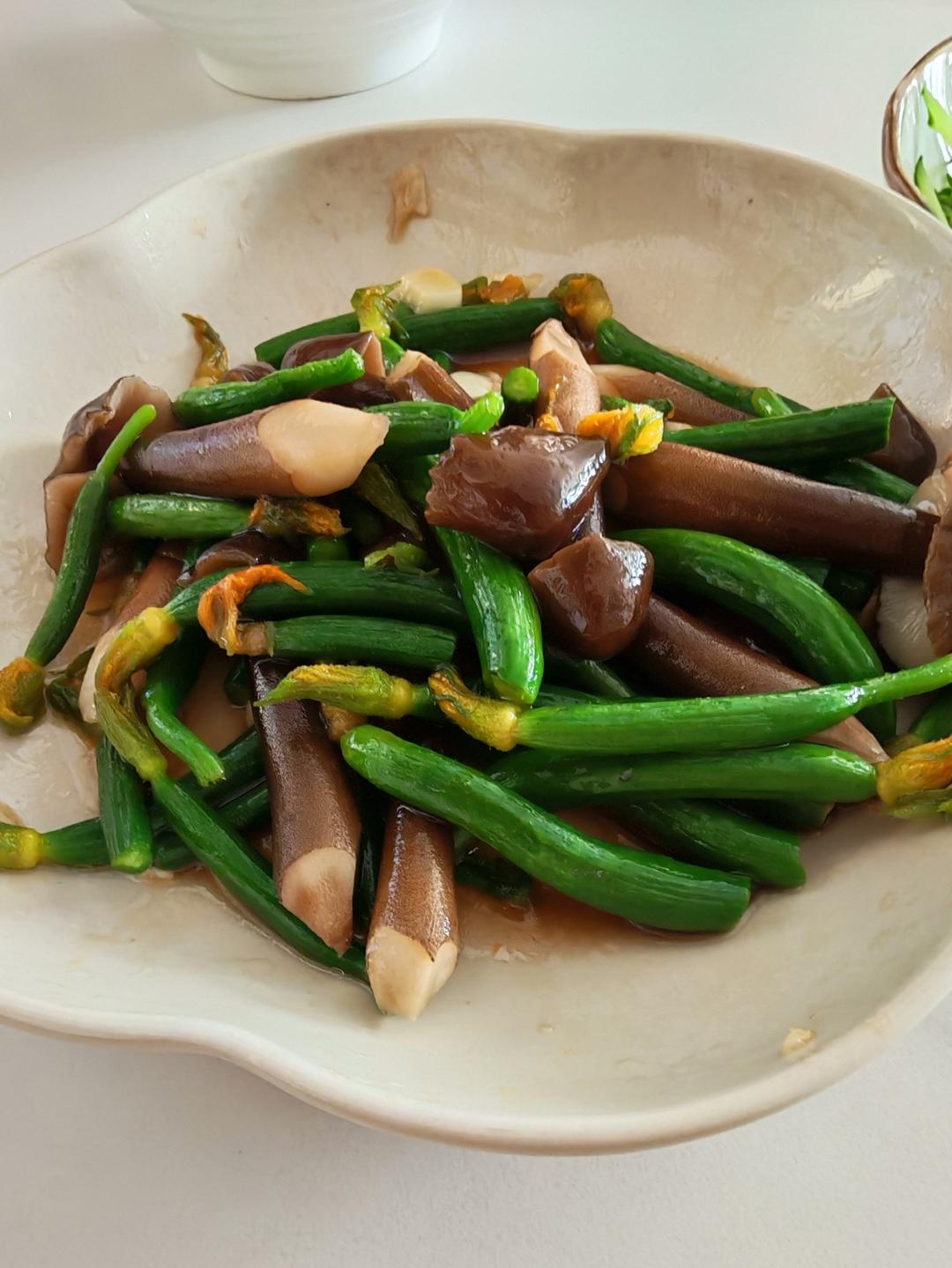 凉拌黄瓜花鸡枞菌