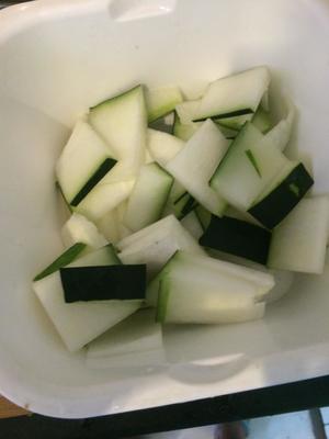 超美味的冬瓜绿豆排骨汤的做法 步骤3