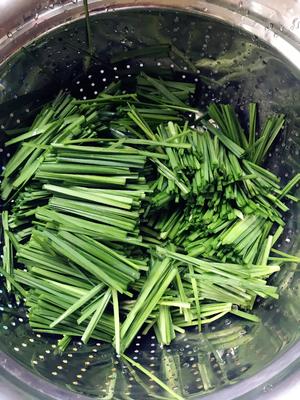 丝瓜毛豆炒韭菜的做法 步骤2