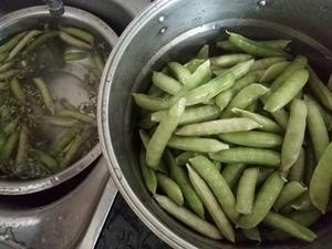 清水煮豌豆的做法 步骤1