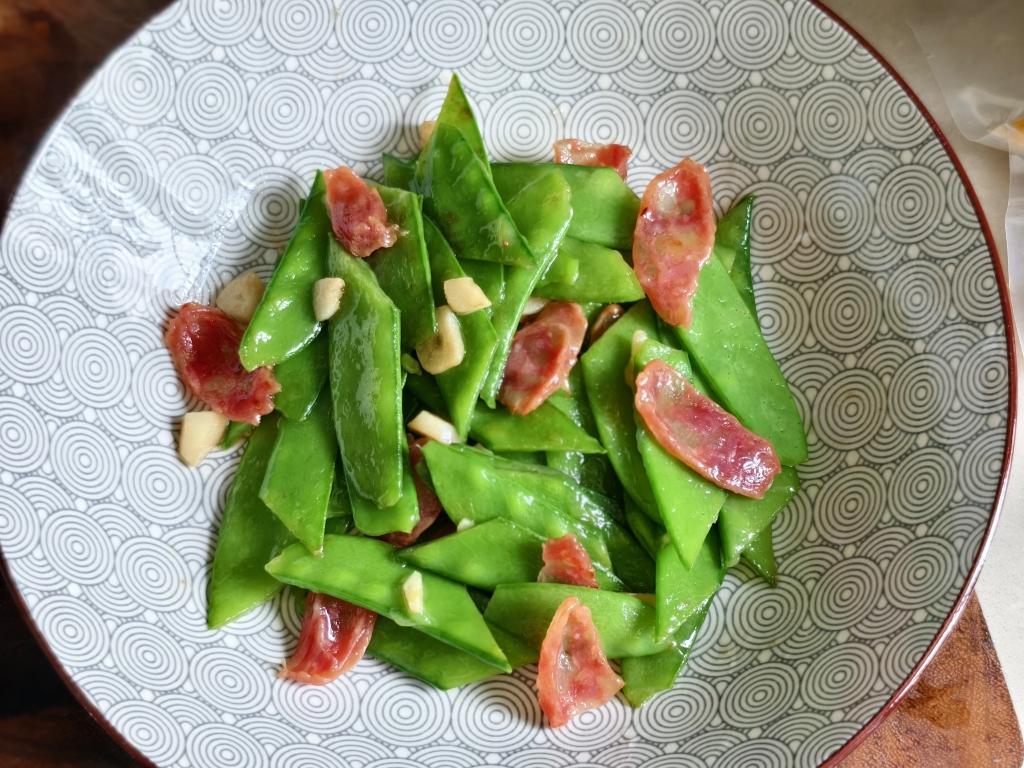 无比简单的荷兰豆炒腊肠，营养又好吃～！