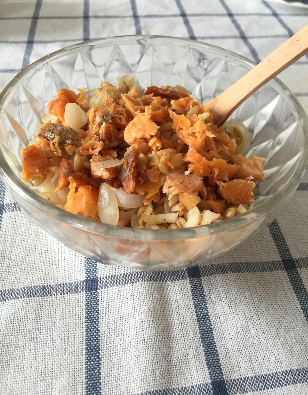 三文鱼燕麦米炒饭的做法