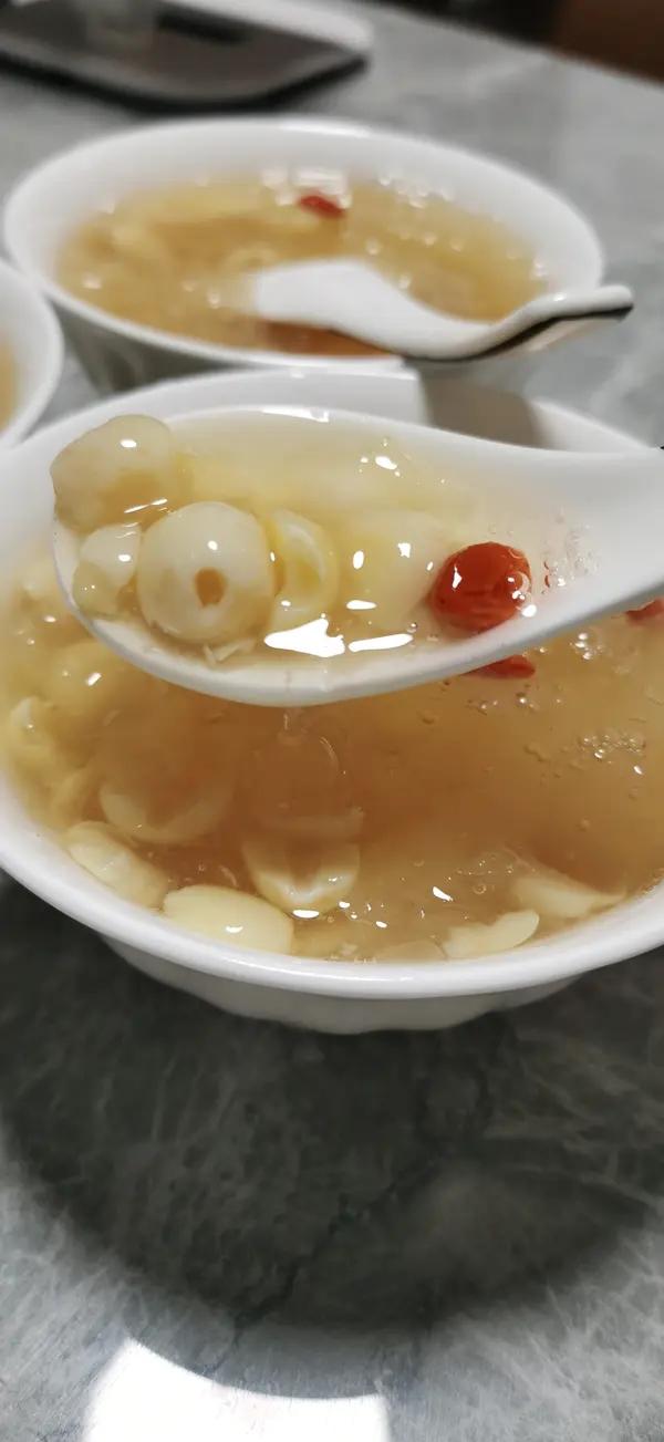 红枣莲子银耳羹