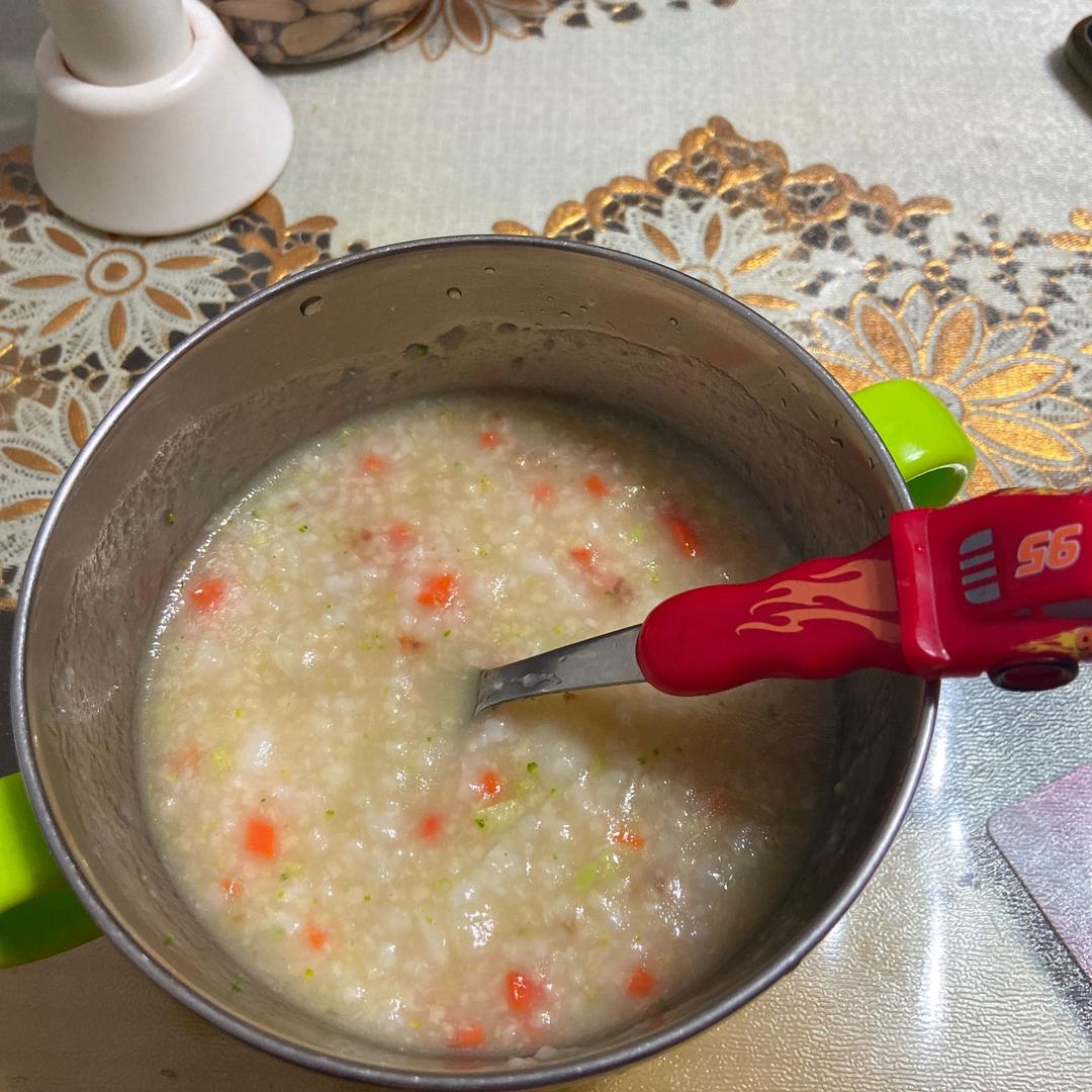 鲜绿的西兰花肉末粥