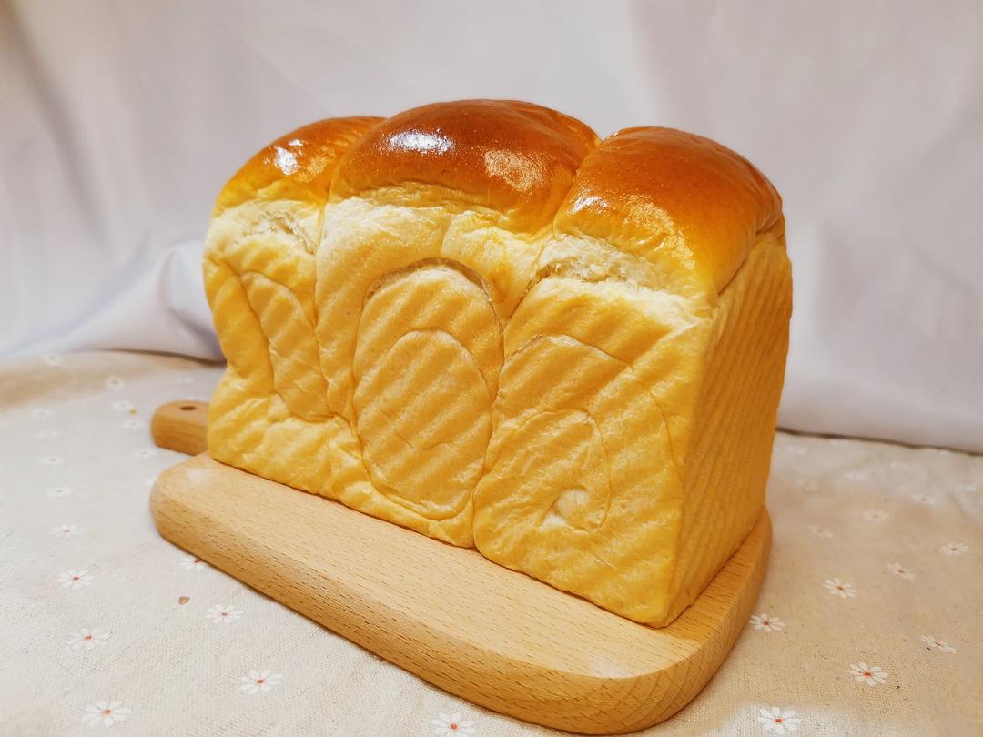 简单原料做柔软拉丝的牛奶吐司