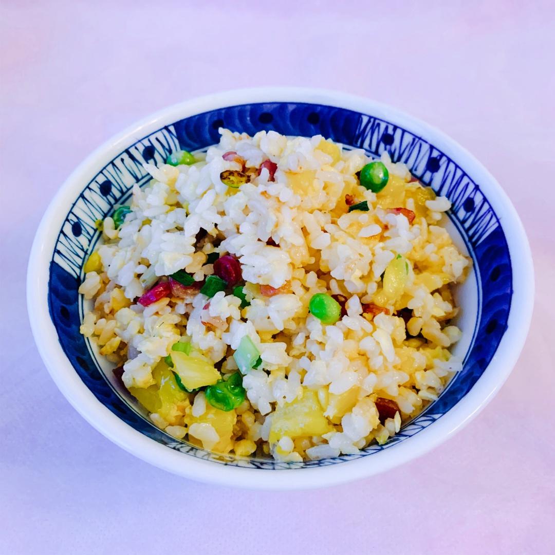 黄金菠萝蛋炒饭（好吃到停不下来）