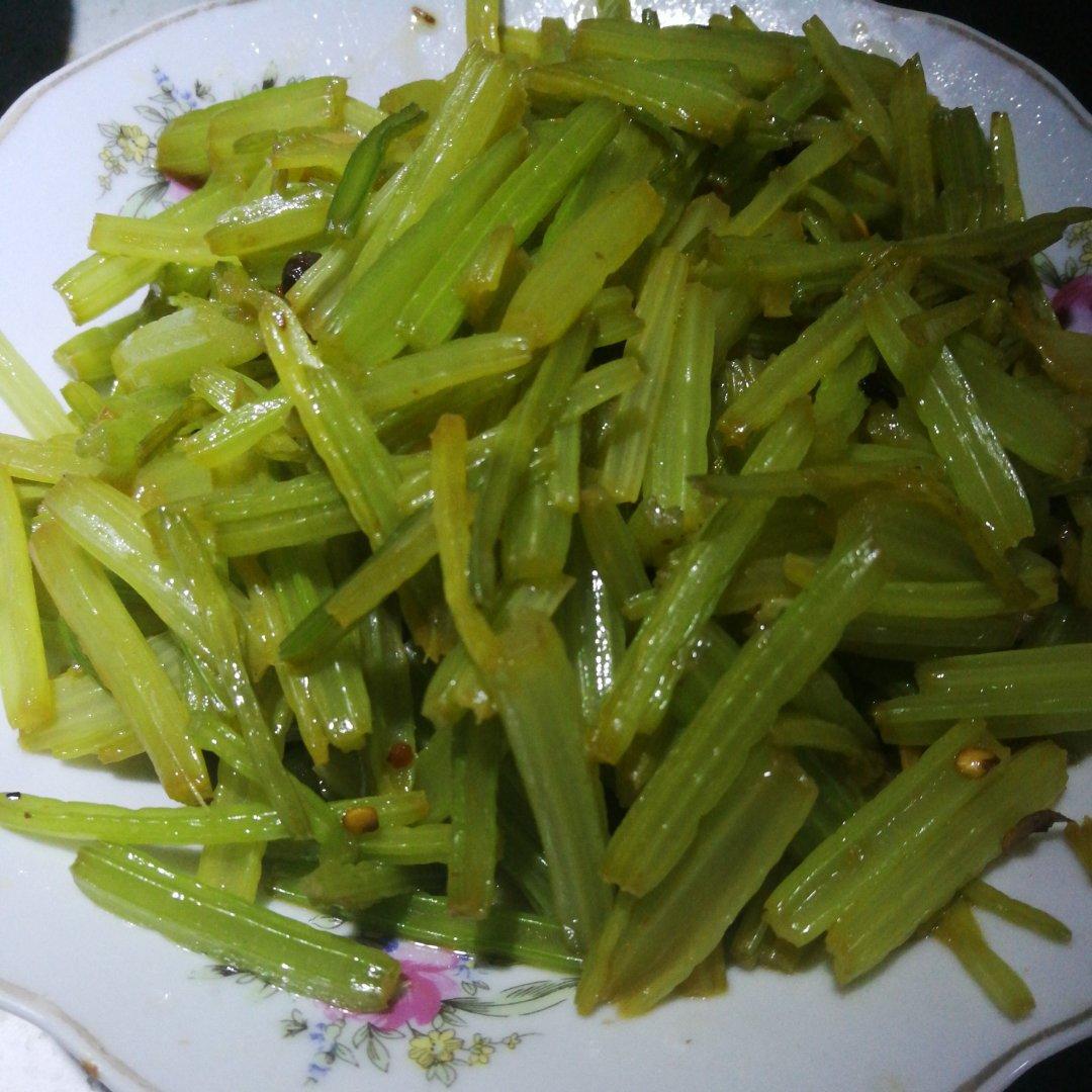 不加肉_炒芹菜，超级下饭！