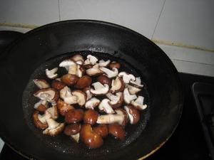 肉片炒双菇的做法 步骤3