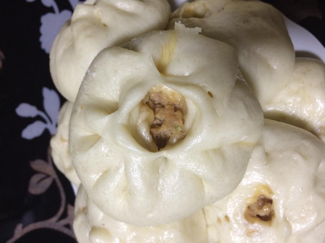 松软多汁的肉包子