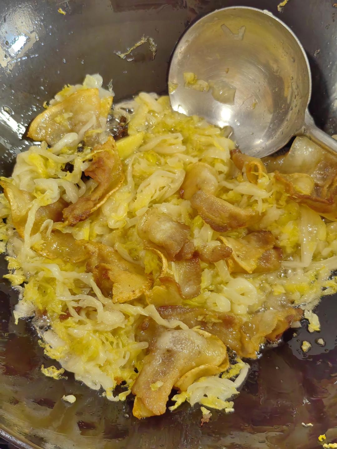 露营除了火锅，也炖一锅酸菜猪肉冻豆腐叭~