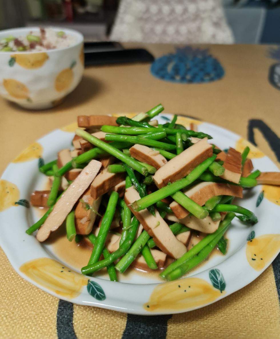 芦笋炒豆干(小美版)的做法