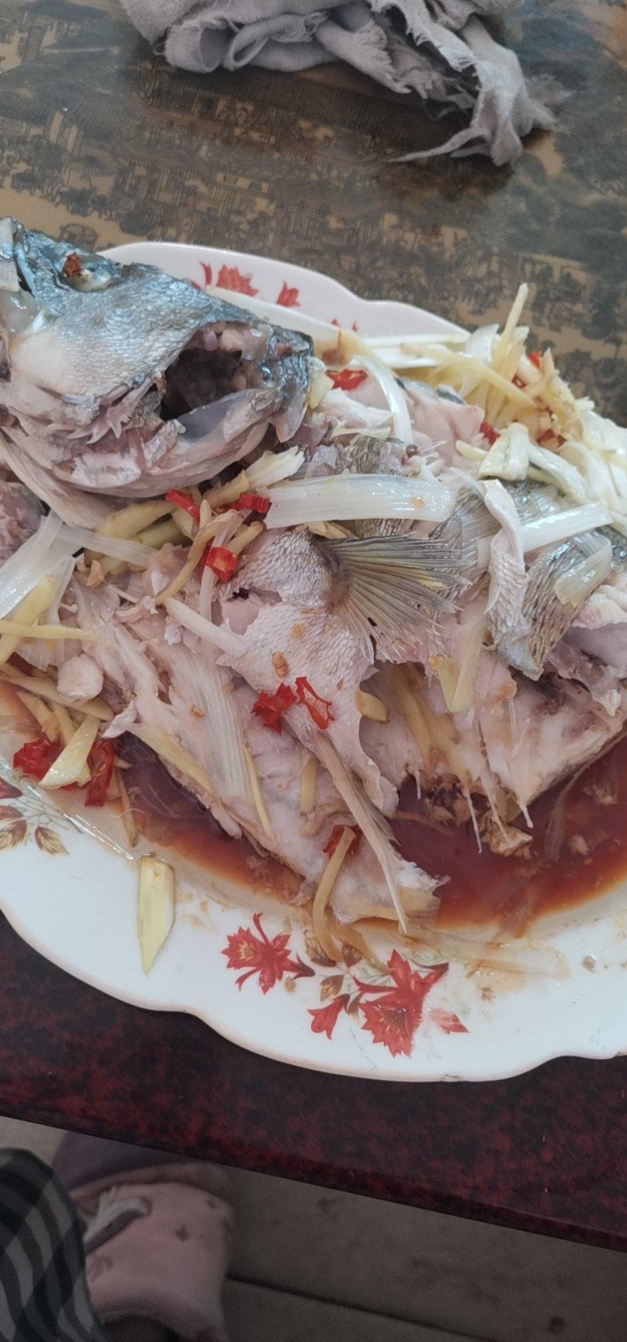 考究的清蒸鲈鱼