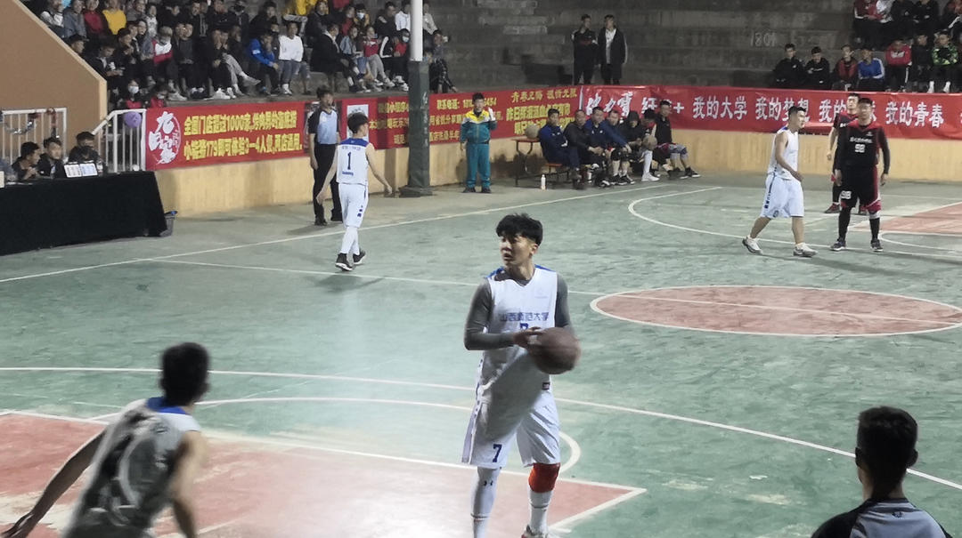 拍皮球的小轩子
