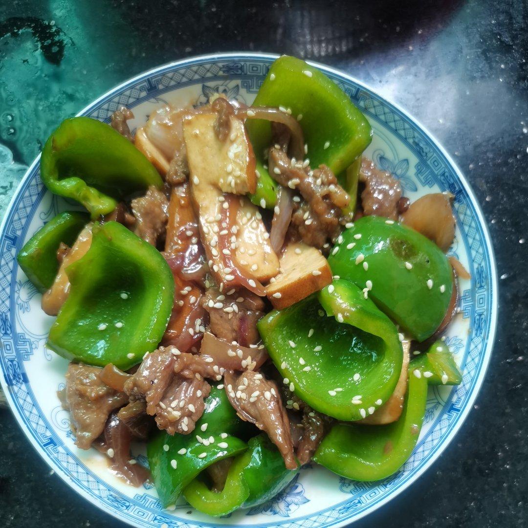 超级好吃的黑椒蒜粒洋葱炒牛肉粒