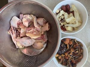 姬松茸茶树菇杂菌鸡汤的做法 步骤3