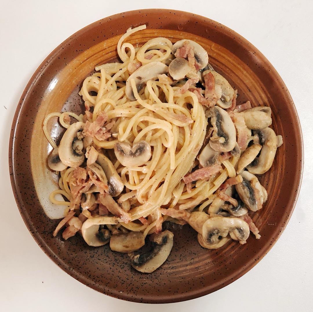 白蘑菇奶油培根意面