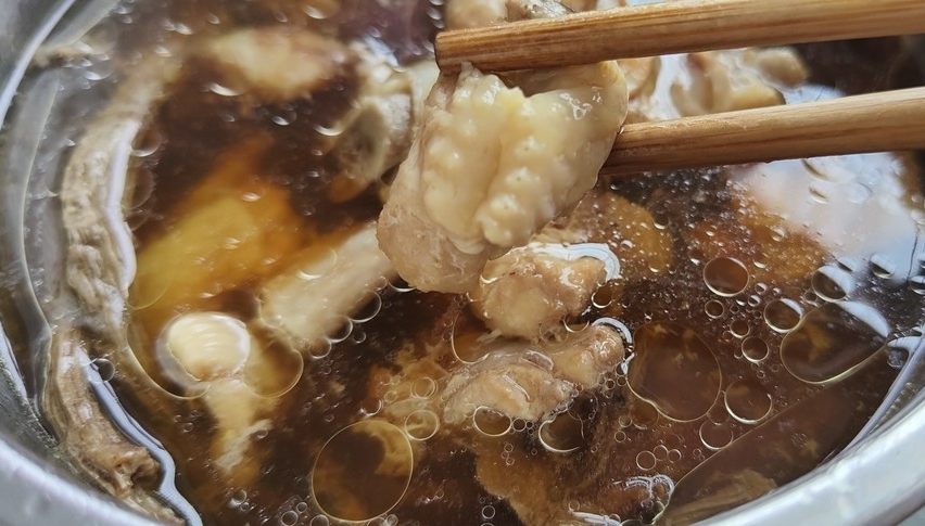 肉嫩汤鲜的茶树菇蒸鸡
