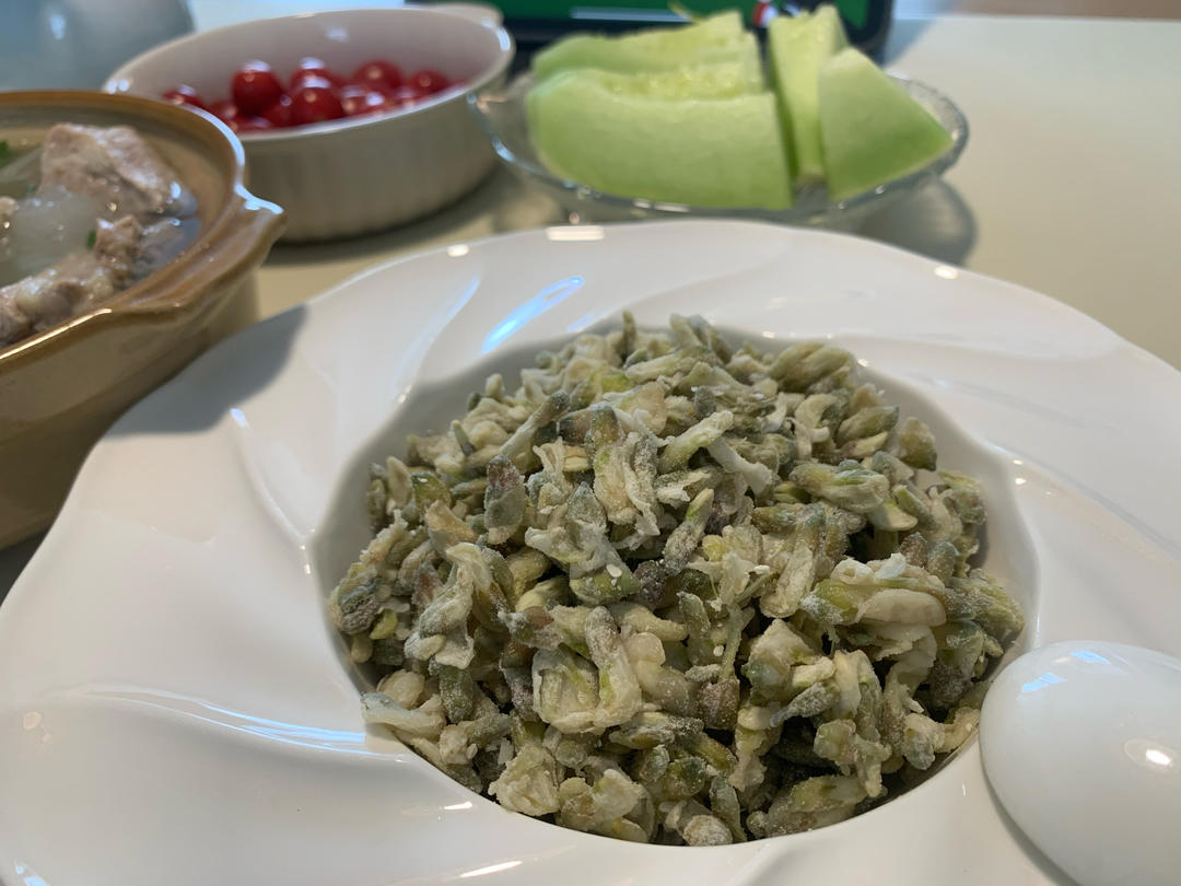 如何做一份成功的蒸槐花饭——附拌面粉的视频