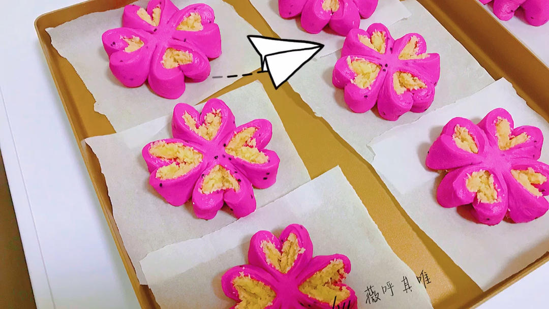 粉色四叶草椰蓉面包
